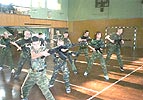 Младшая команда "Юный десантник" выполняет комплекс приемов рукопашного боя с оружием