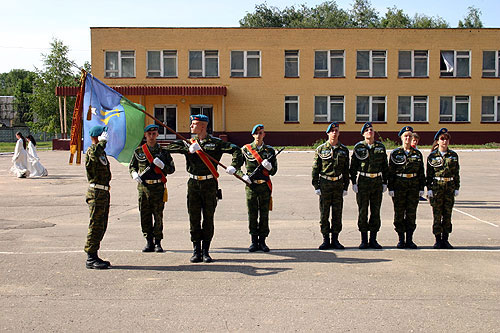 ...Знамя было вручено военно-патриотическому клубу "Юный десантник" в 1993 году ...